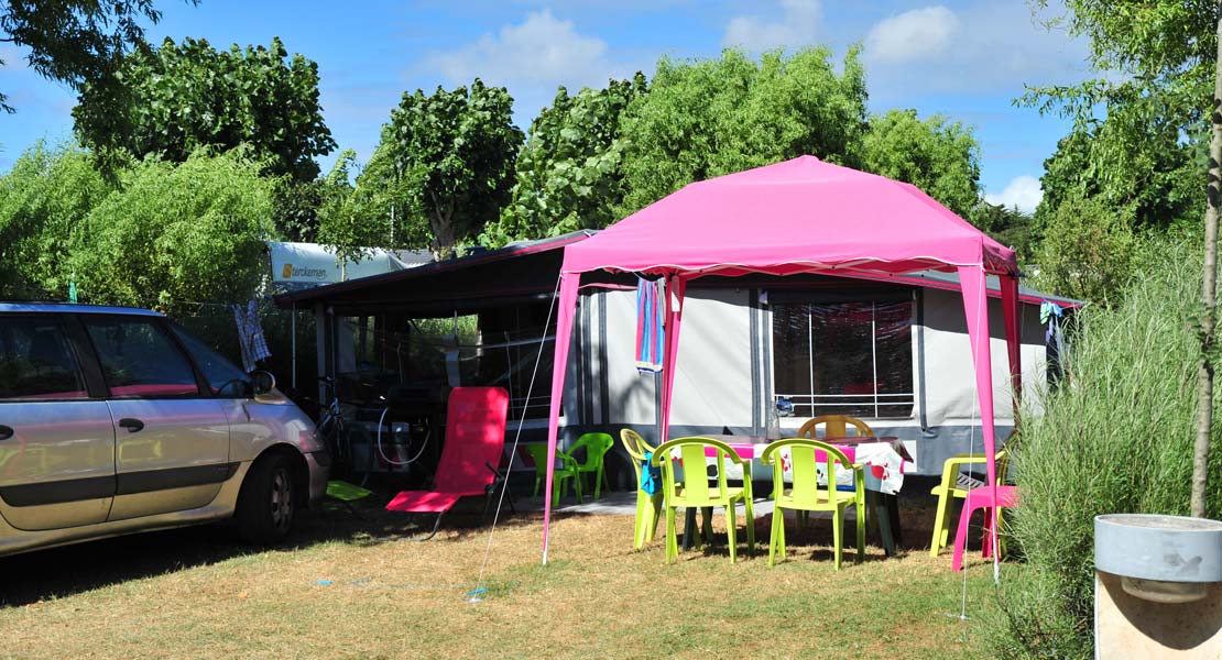 Salons de jardin à l'ombre sur emplacement de camping en Vendée