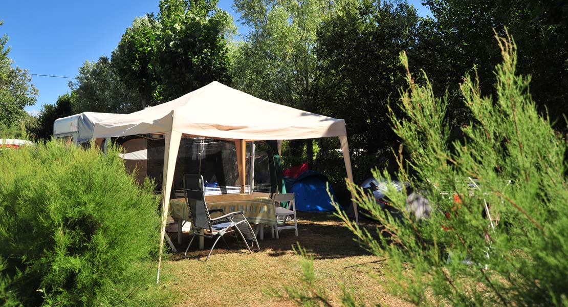 Tonnelle et salon de jardin sur un emplacement de camping région Saint-Gilles-Croix-de-Vie