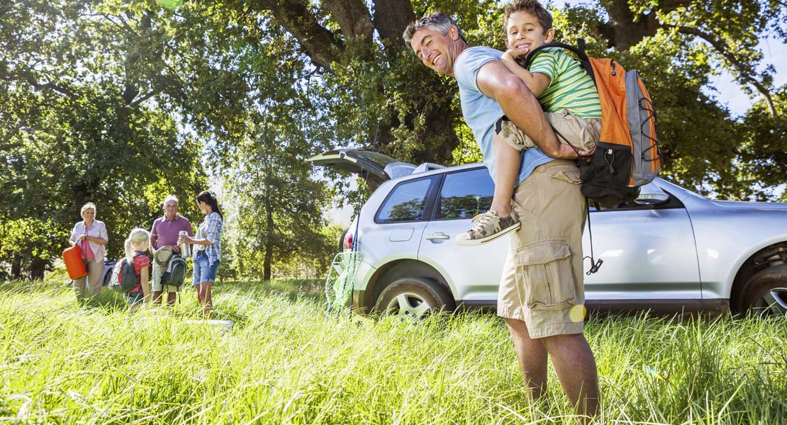 Famille de campeur dans les allées du camping la Prairie en bord de mer en Vendée