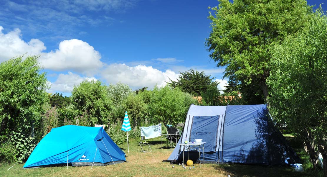 Tente sur un vaste emplacement au camping La Prairie à Saint-Hilaire