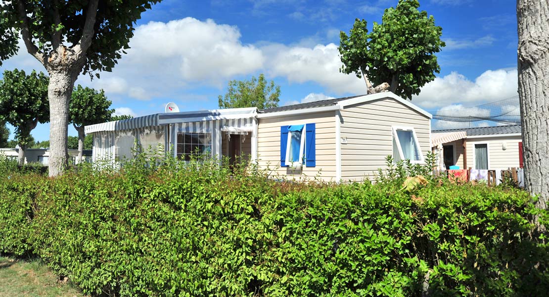 Mobil-home à louer entouré de haie à l'ombre des grands arbres à Saint-Hilaire