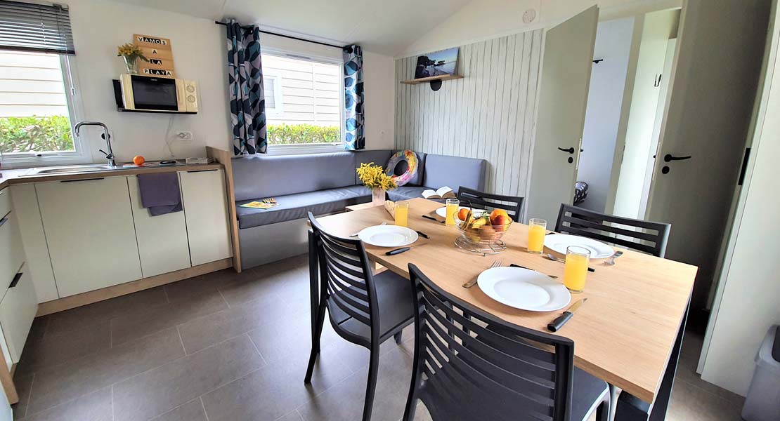 View of the living room of a mobile home for rent in Saint-Hilaire-de-Riez