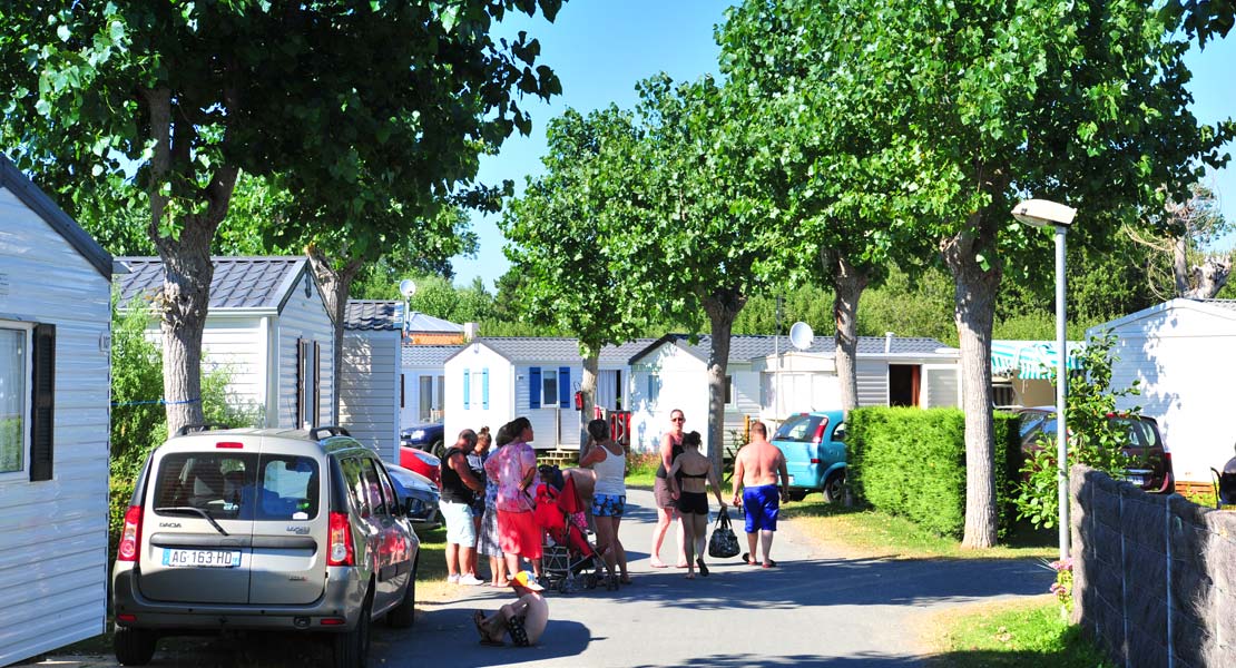 Steegje in het stacaravangedeelte van de camping vlakbij de stranden van de Vendée