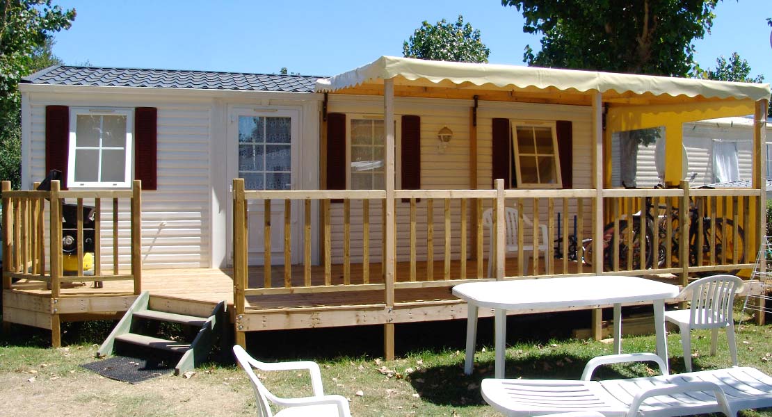 Tuinmeubelen en terras rondom de stacaravan te huur in Saint-Hilaire