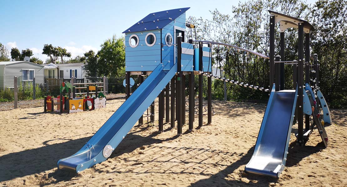 L'aire de jeux pour enfants avec ses toboggans à Saint-Hilaire