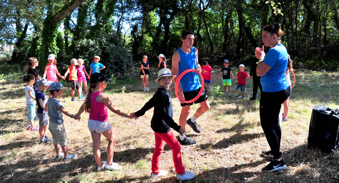 Buitenactiviteiten in de kinderclub op camping La Prairie, vlakbij de stranden van de Vendée