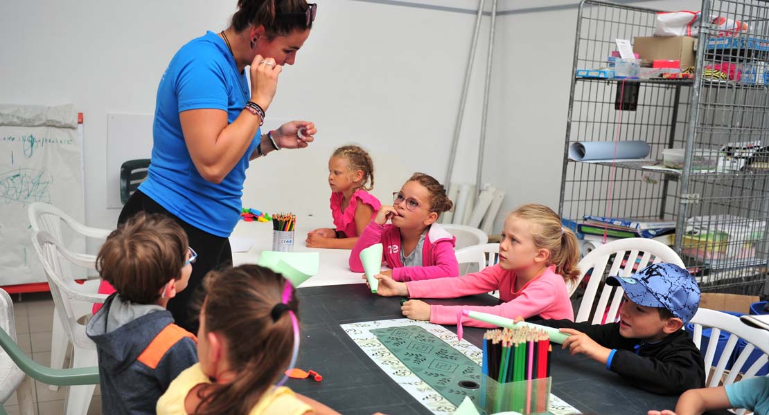 Animatie- en tekenworkshop in de kinderclub van de camping aan zee in de Vendée