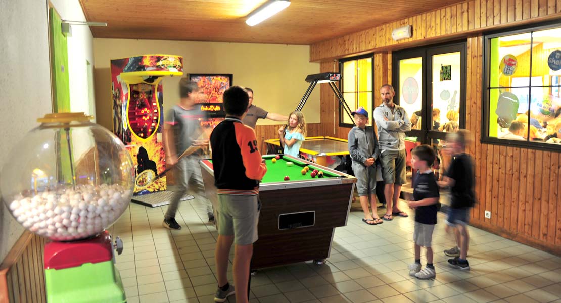 Speelkamer met biljart op de camping aan zee in de Vendée