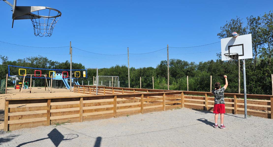 Multi-sports and basketball court at the campsite near the beaches in Vendée