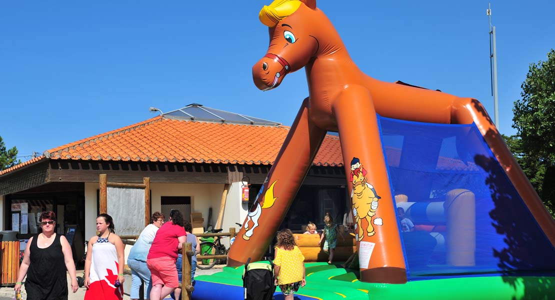 Opblaasgiraf op de speelplaats van de camping vlakbij de stranden van Saint-Hilaire