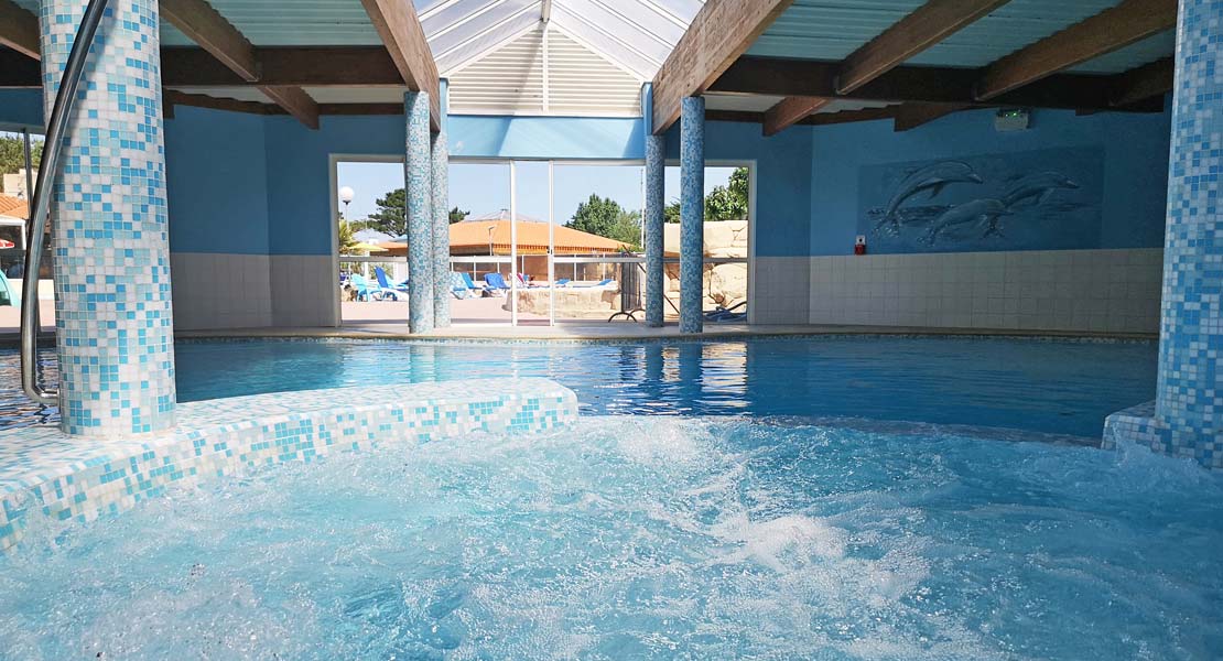 Jacuzzi and hot tub at La Prairie campsite in Saint-Hilaire