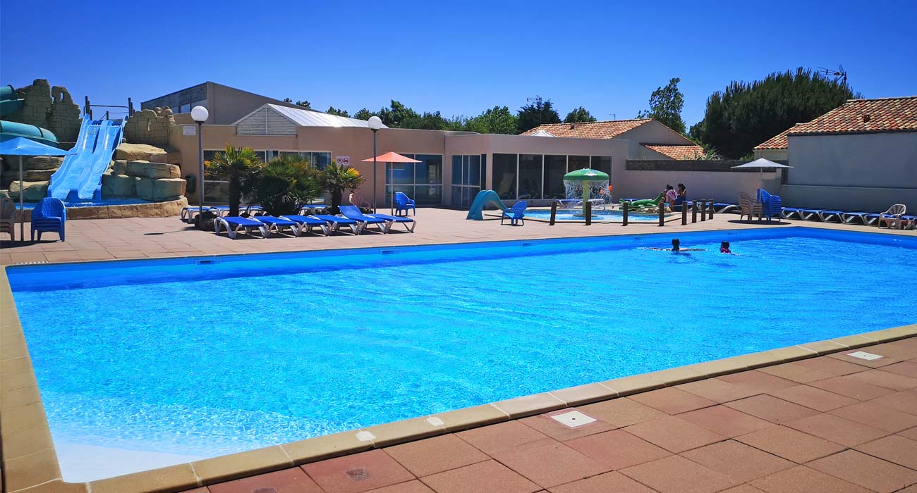 Outdoor swimming pool at La Prairie campsite in Saint-Hilaire