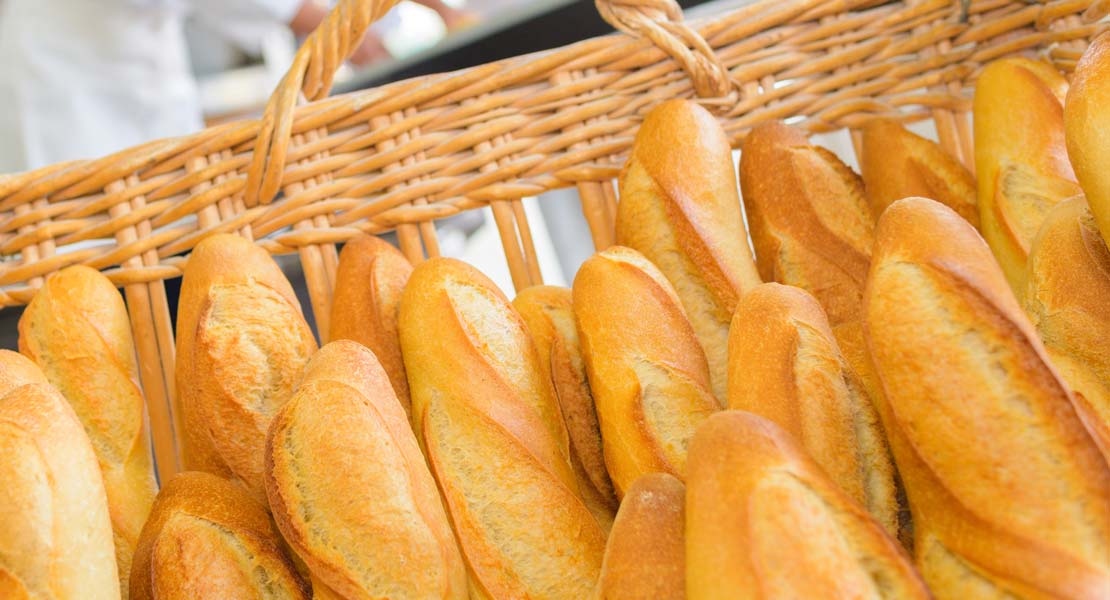 Baguettes de pain fraîches au camping en bord de mer en Vendée