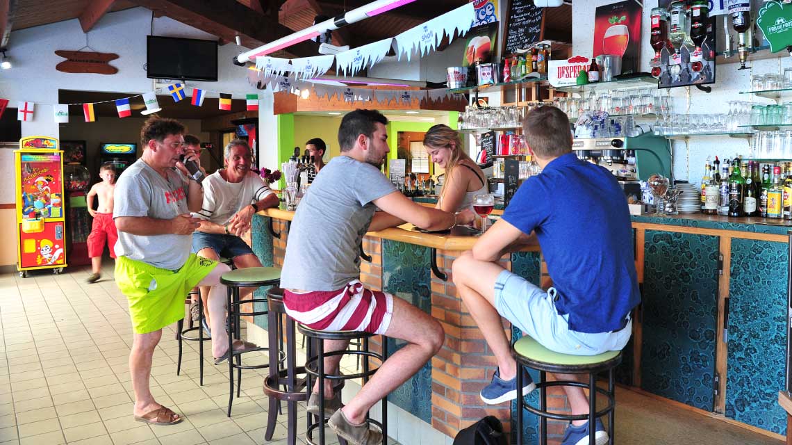 Bezoek aan de receptie, de snackbar en het barterras van camping La Prairie in Saint-Hilaire-de-Riez