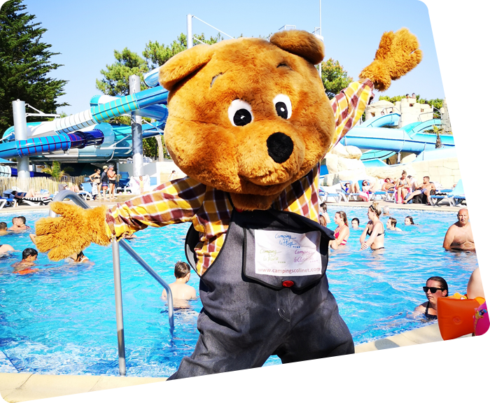 La mascotte du camping Le Clos des Pins devant la piscine à Saint-Hilaire de Riez