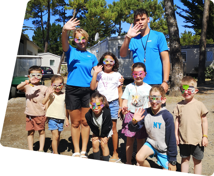 Enfants et animateurs du club-enfants du camping le Clos des Pins à Saint-Hilaire