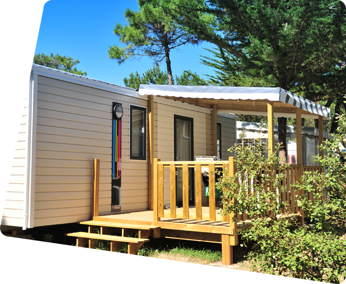 Mobil-home avec terrasse semi-couverte dans le parc du camping à Saint-Hilaire