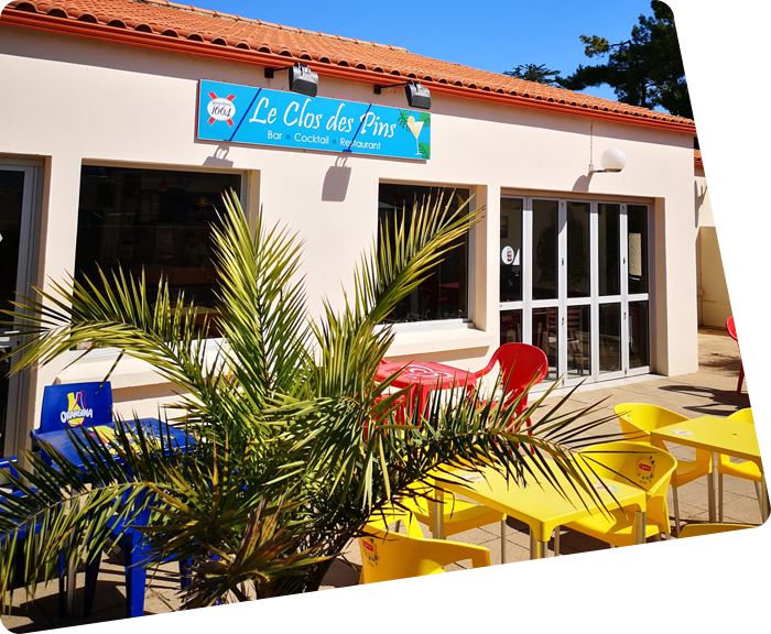 Het terras van de bar op camping Le Clos des Pins in Saint-Hilaire