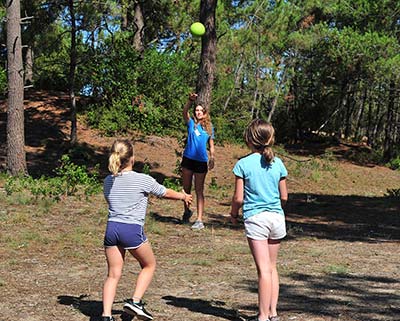Activiteiten voor kinderen en tieners in het bos bij de camping in Saint-Hilaire