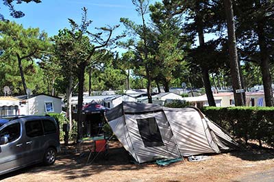 Emplacement pour tente dans le parc du camping à Saint-Hilaire-de-Riez