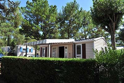 Zicht op een stacaravan te huur op het campingpark in de Vendée