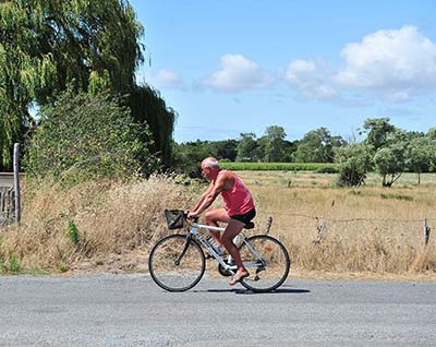 Vélo sur une piste cyclable en Vendée proche du camping à Saint-Hilaire
