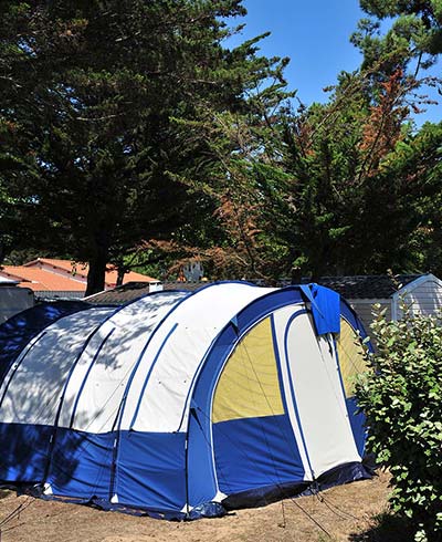 Une tente sur un emplacement de camping proche des plages en Vendée
