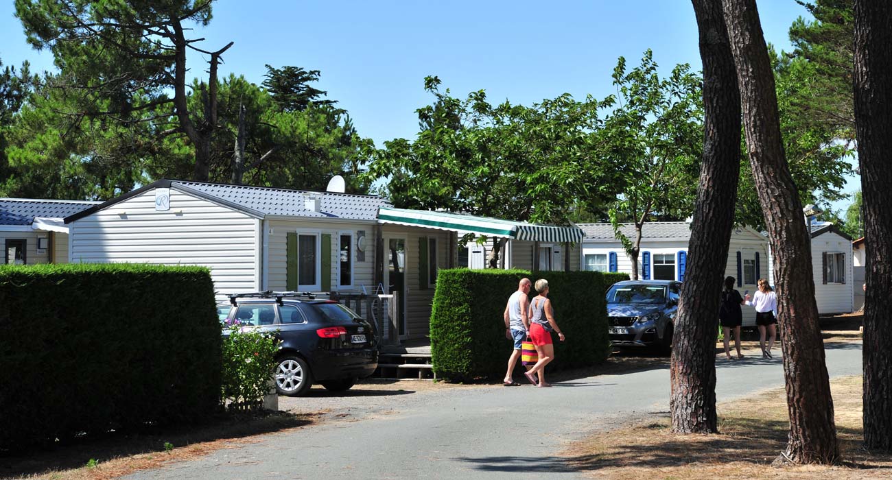 Allées avec des mobil-homes dans le parc du camping le Clos des Pins 85