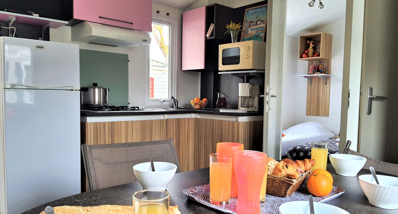 View of the living room of a mobile home for rent in Saint-Hilaire-de-Riez