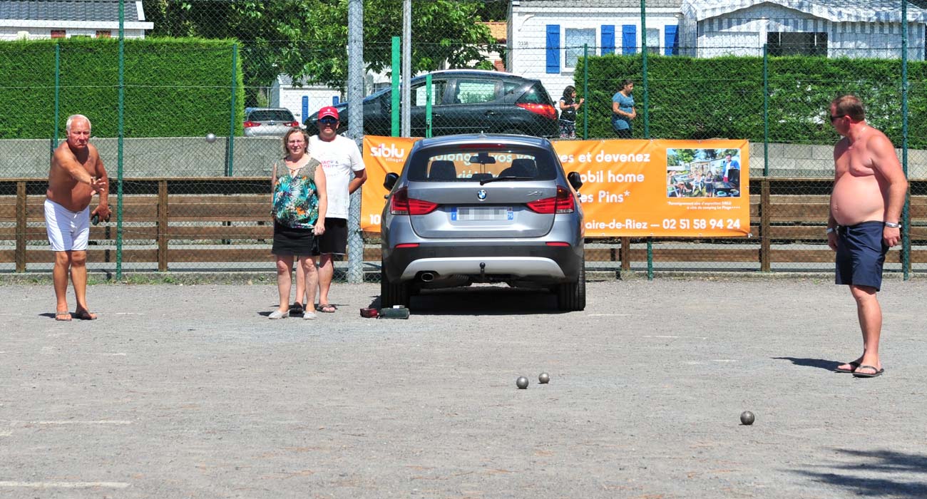 Partie de pétanque avec campeurs sur le boulodrome à Saint-Hilaire