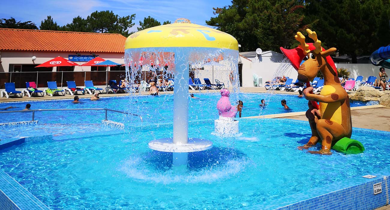 Vue de la pataugeoire et de l'espace enfants du parc aquatique du camping en Vendée