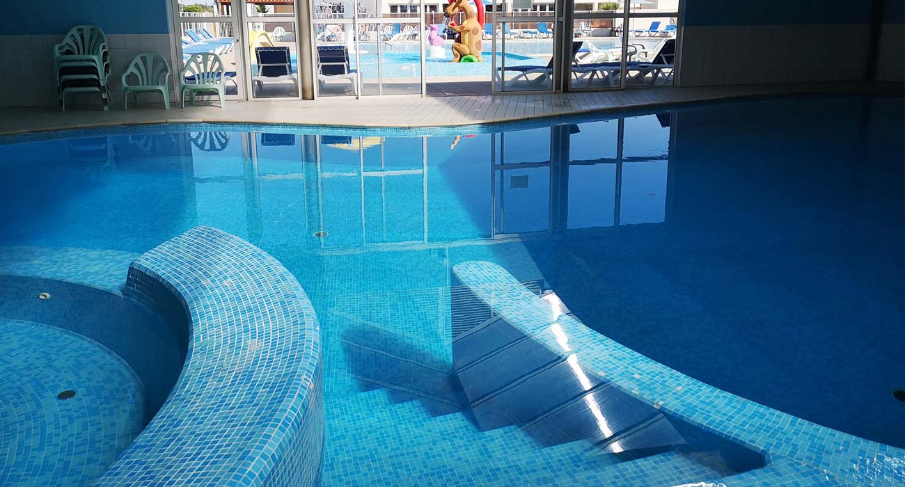 Piscine couverte et chauffée au camping en bord de mer à Saint-Hilaire