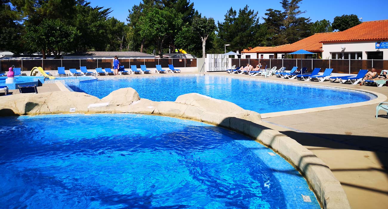 Vue de l'espace aquatique du camping avec toboggans à Saint-Hilaire