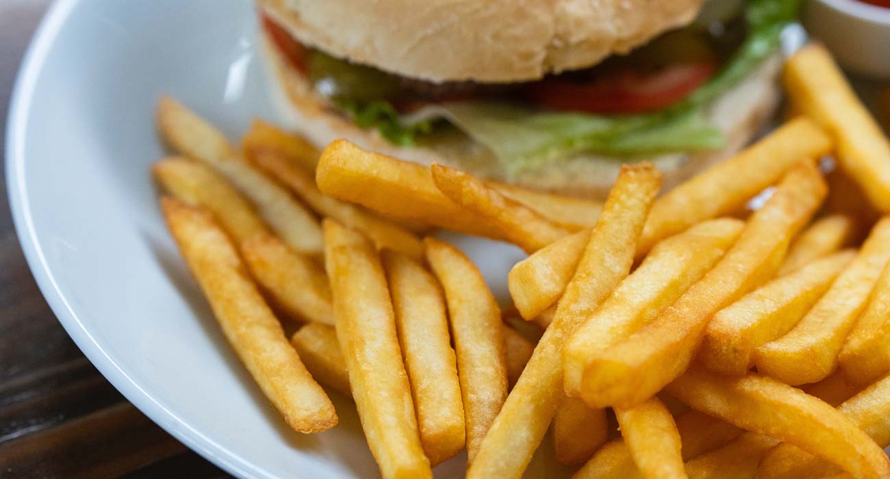 Hamburger et frites au snack du camping à Saint-Hilaire