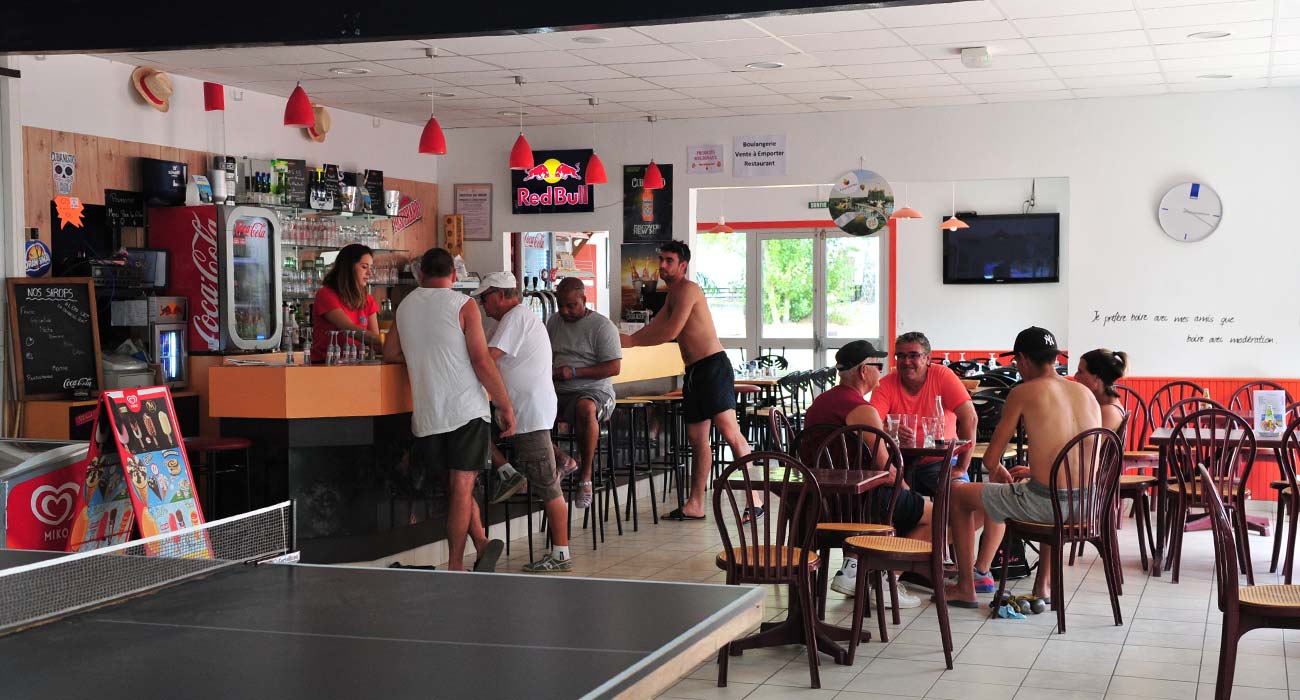 Interieur van de bar met pingpongtafel op camping Le Clos des Pins in Saint-Hilaire 85