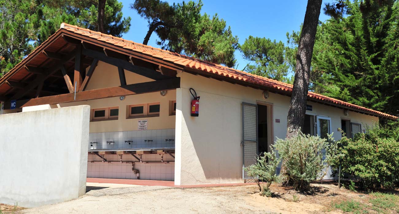 Sanitary block shower and toilets at the Clos des Pins 85 campsite