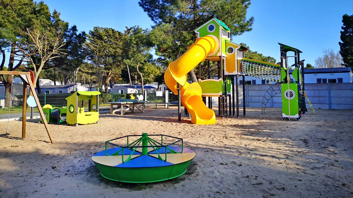 Aire de jeux avec toboggans au camping à Saint-Hilaire de Riez