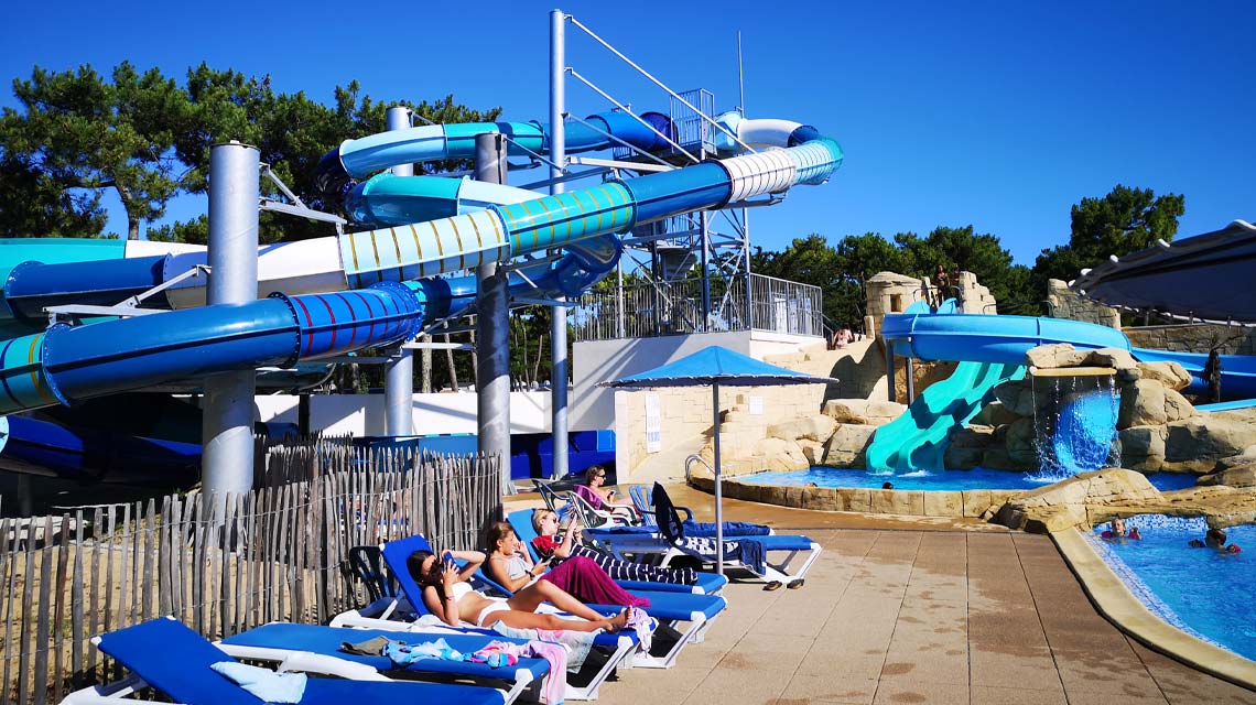 Glijbanen in het zwemparadijs van camping Le Clos des Pins in Saint-Hilaire de Riez