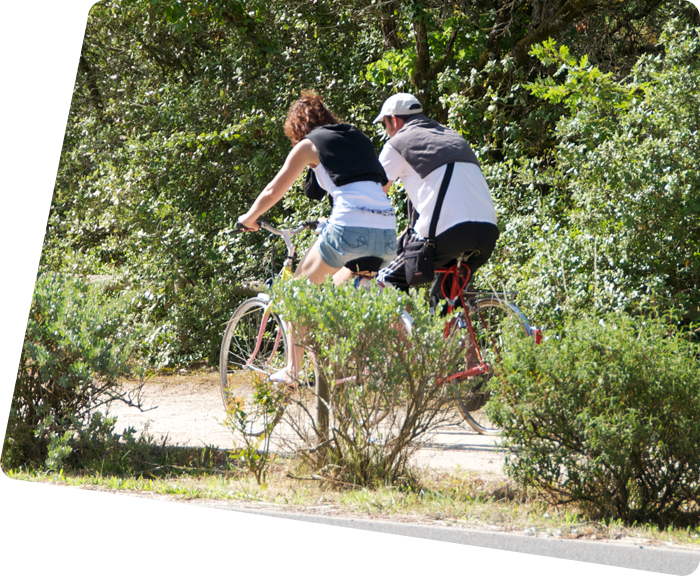 Couple de campeurs à vélo dans le parc du camping à Saint-Hilaire (Vendée)