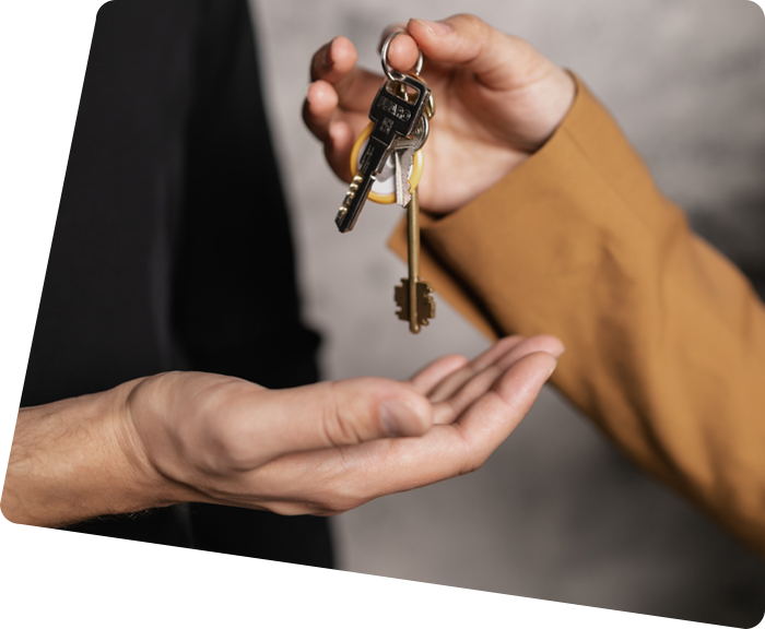 Close-up of the hands and keys of a mobile home owner in Vendée