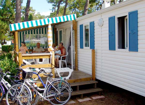 Vélos devant la terrasse semi-couverte d'un mobil-home à Saint-Hilaire