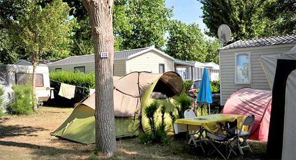 Staanplaats voor tent en stacaravan op de camping in Saint-Hilaire 85