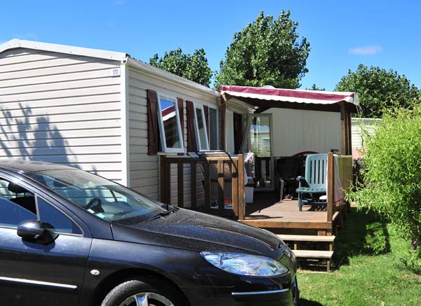 Auto geparkeerd voor een stacaravan op de camping in Saint-Hilaire de Riez