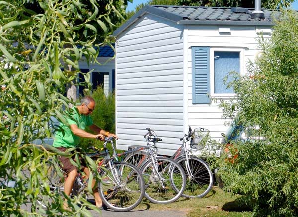 Vélos devant un mobil-home à louer dans le parc du camping à Saint-Hilaire en Vendée