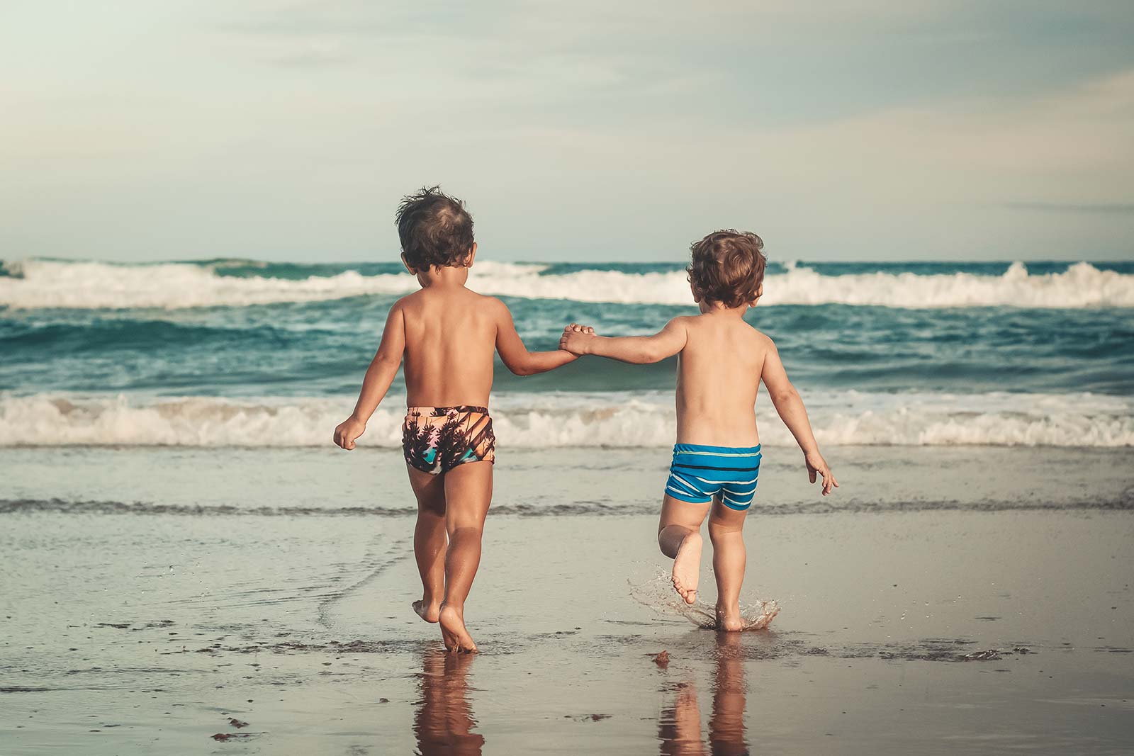 Kinderen gaan de Atlantische Oceaan op op het strand bij de camping in Saint-Hilaire