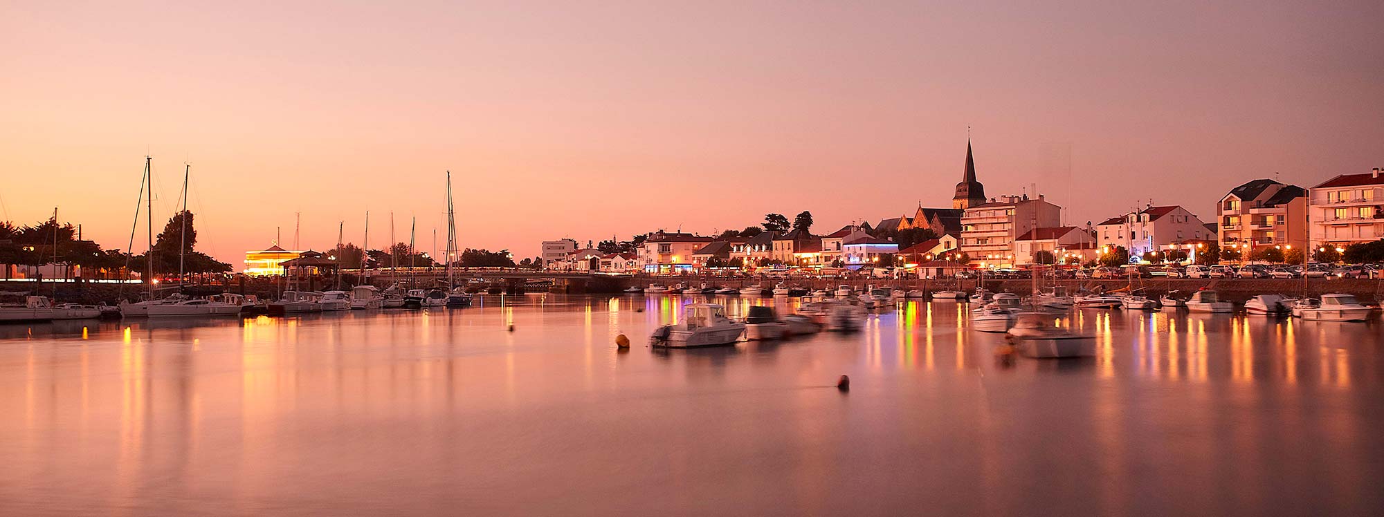 De haven van Saint-Hilaire bij het vallen van de avond vlakbij de camping