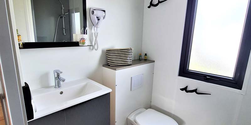 Washbasin and WC in a mobile home in Saint-Hilaire de Riez (Vendée)