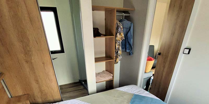 Double bedroom with closet in a comfort mobile home in Saint-Hilaire