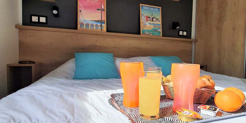 Double bed and breakfast tray in a mobile home in Saint-Hilaire