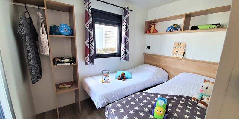 Chambre pour enfant avec deux lits et placard dans un mobil-home en Vendée